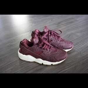 WMNS AIR HUARACHE BY NIKE
NIGHT MAROON